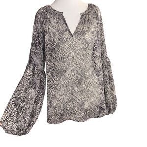 Love Stitch Women Boho Blouse S Flowy Balloon Sleeve Split V-Neck Sheer BlackNEW